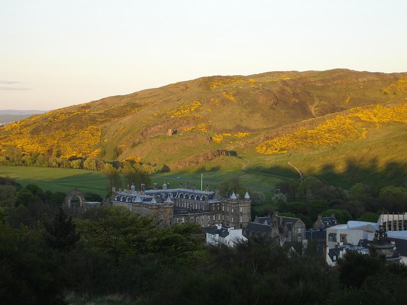 73- Edimbourg, Holyrood palace, le chateau de la reine Angleterre avec Arthur seat en arriere plan.JPG - Edinburgh, Holyrood palace, le château de la reine d'Angleterre avec Arthur's seat en arrière plan